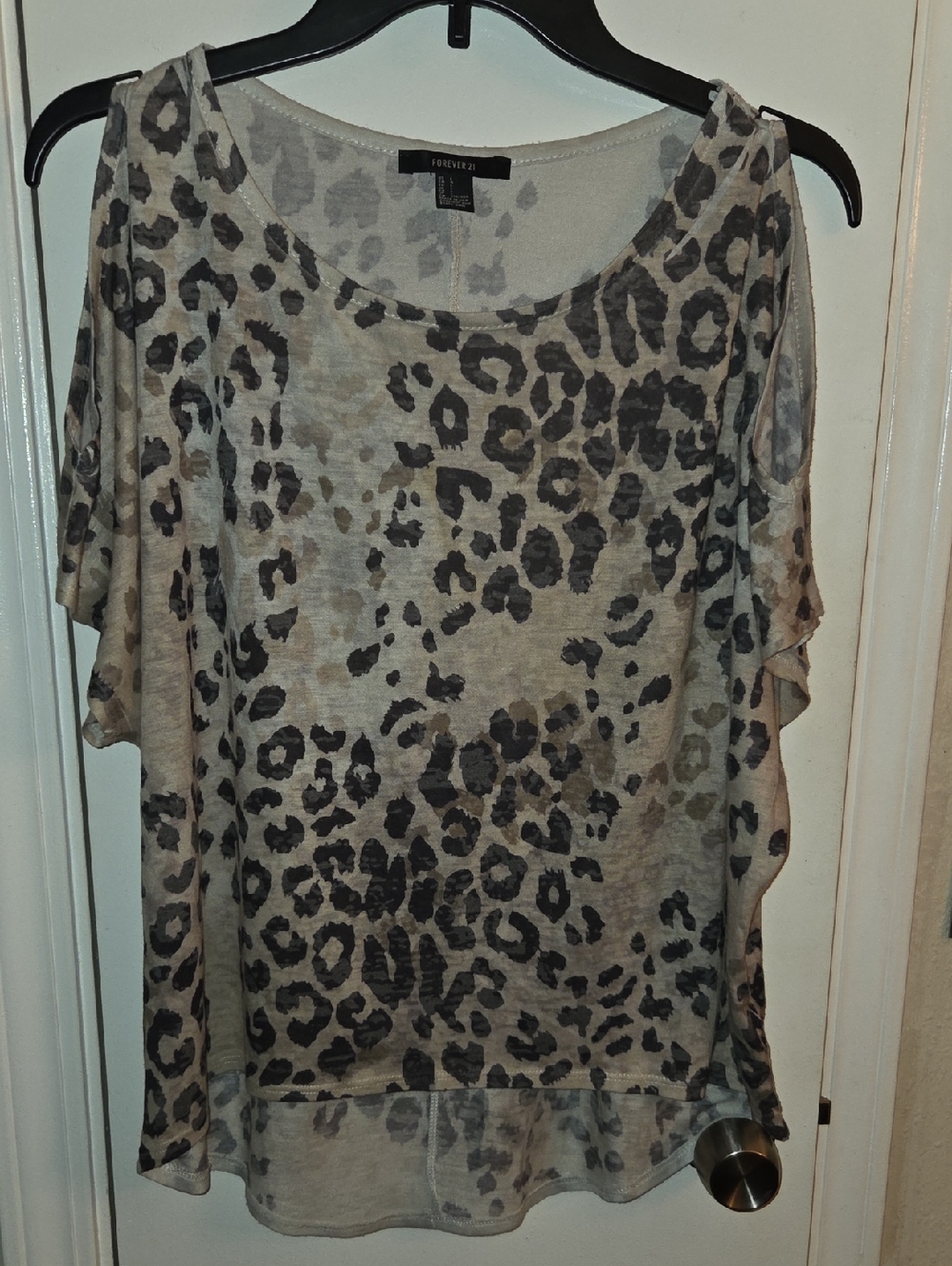 Forever 21 Beige and Gray Leopard Cold-Shoulder Blouse 💚🩵🩷